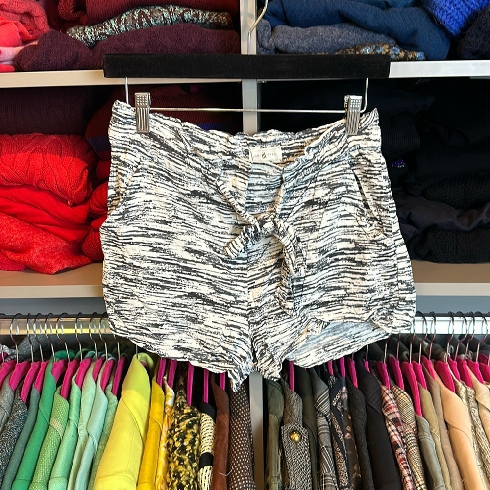 Lou & Grey by Loft gray and white print tie elastic waistband shorts siz…